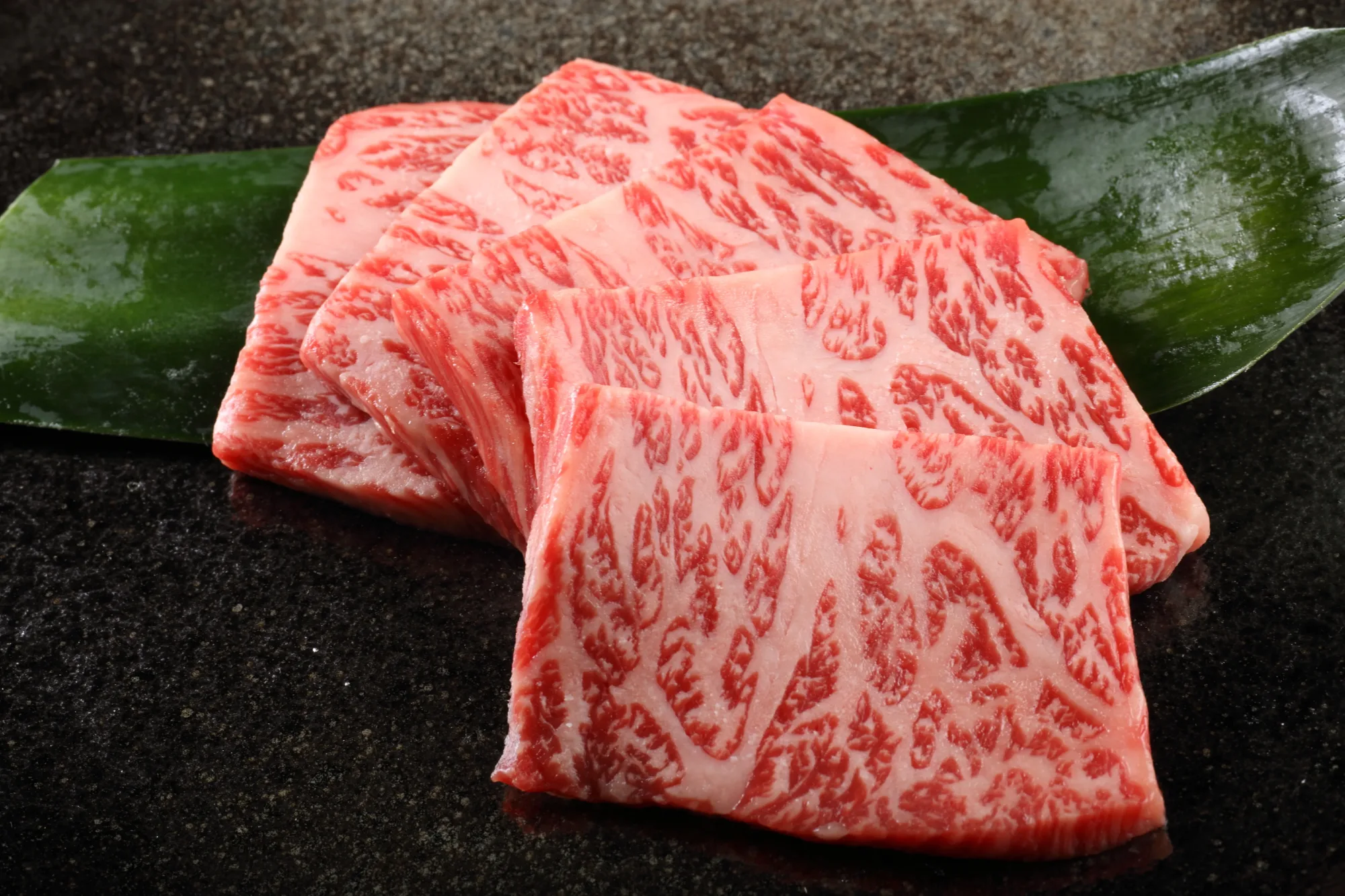 網の上で焼いている肉
