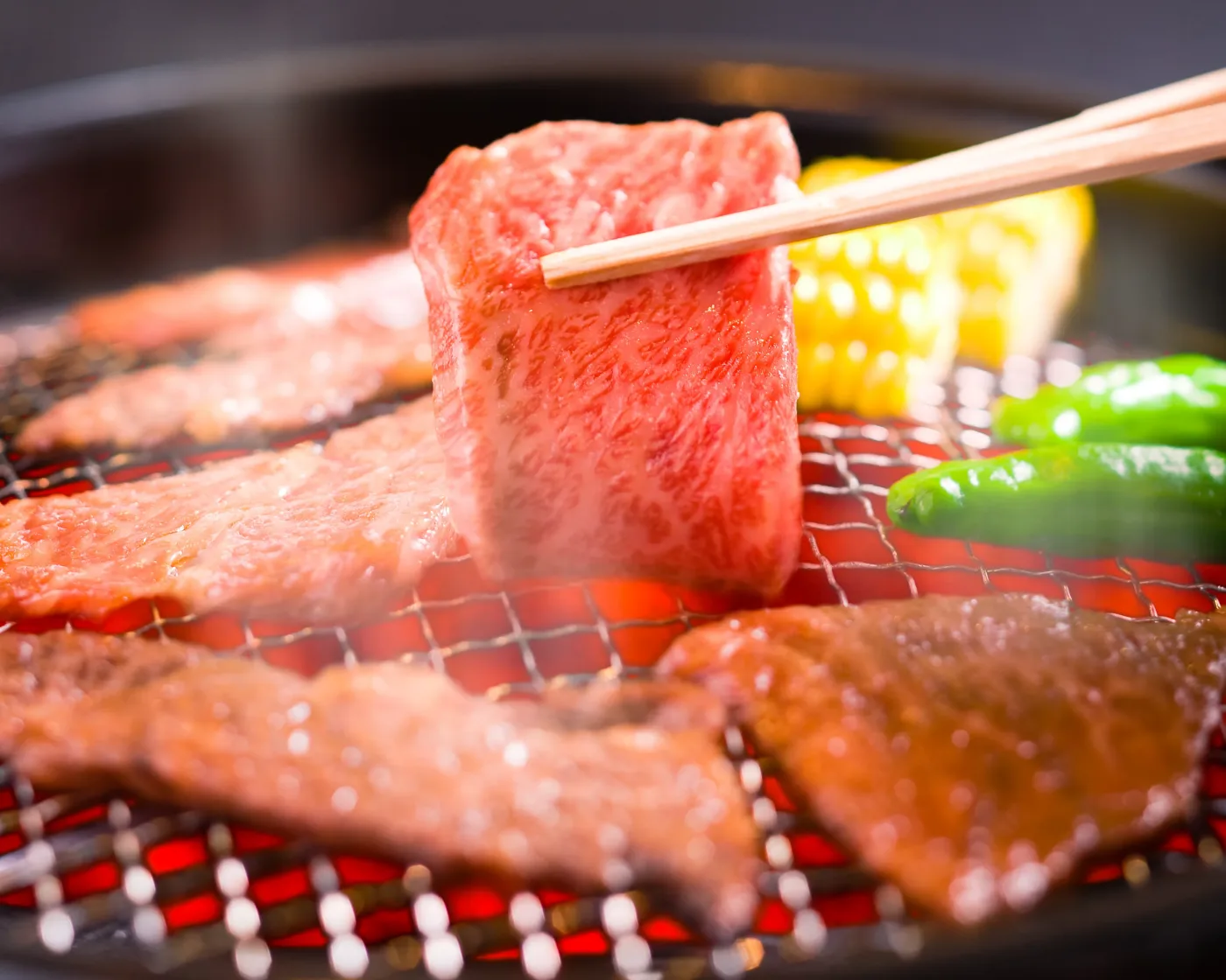 家族で焼肉を囲むテーブル席