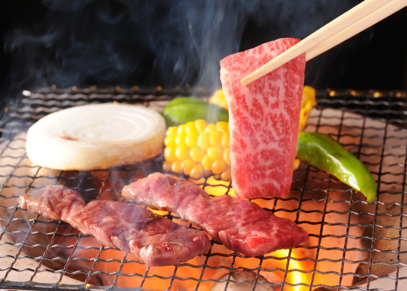 炭火で焼く焼肉