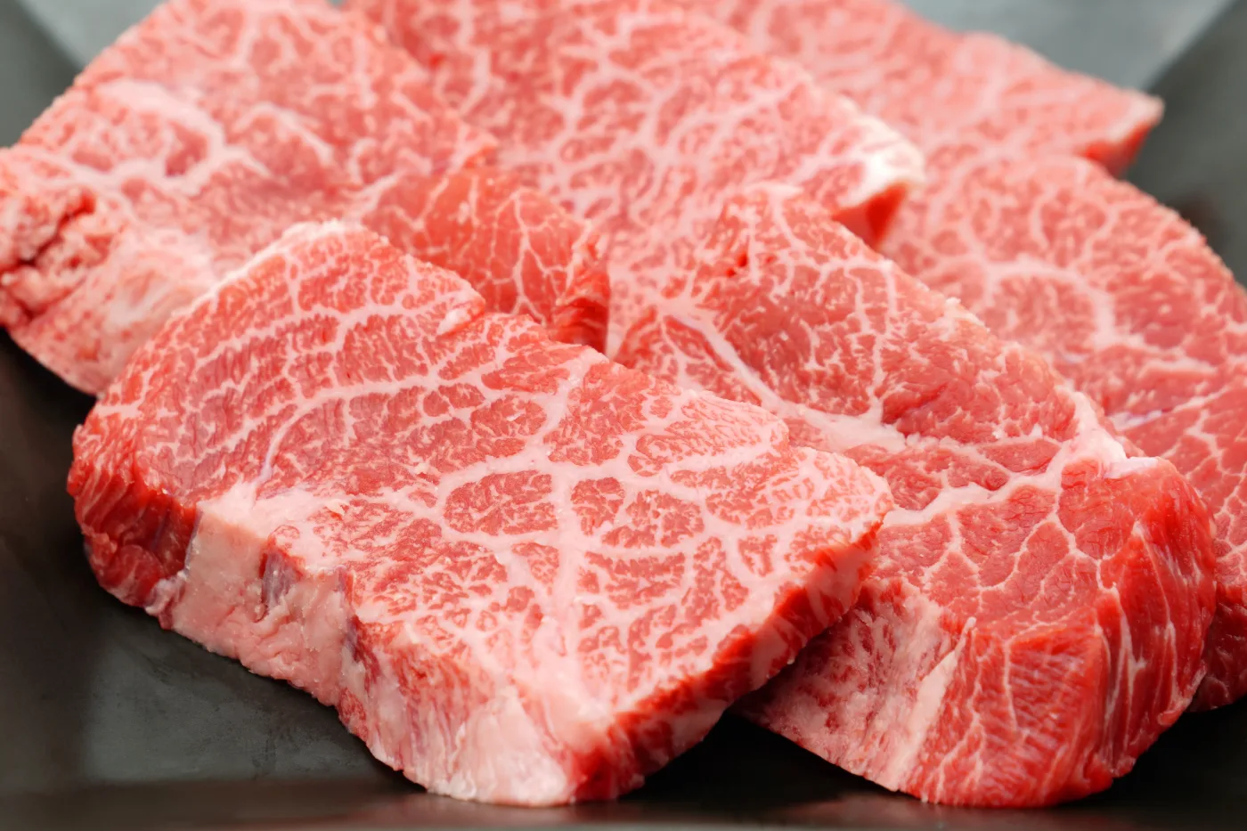 サシの入った生肉のアップ