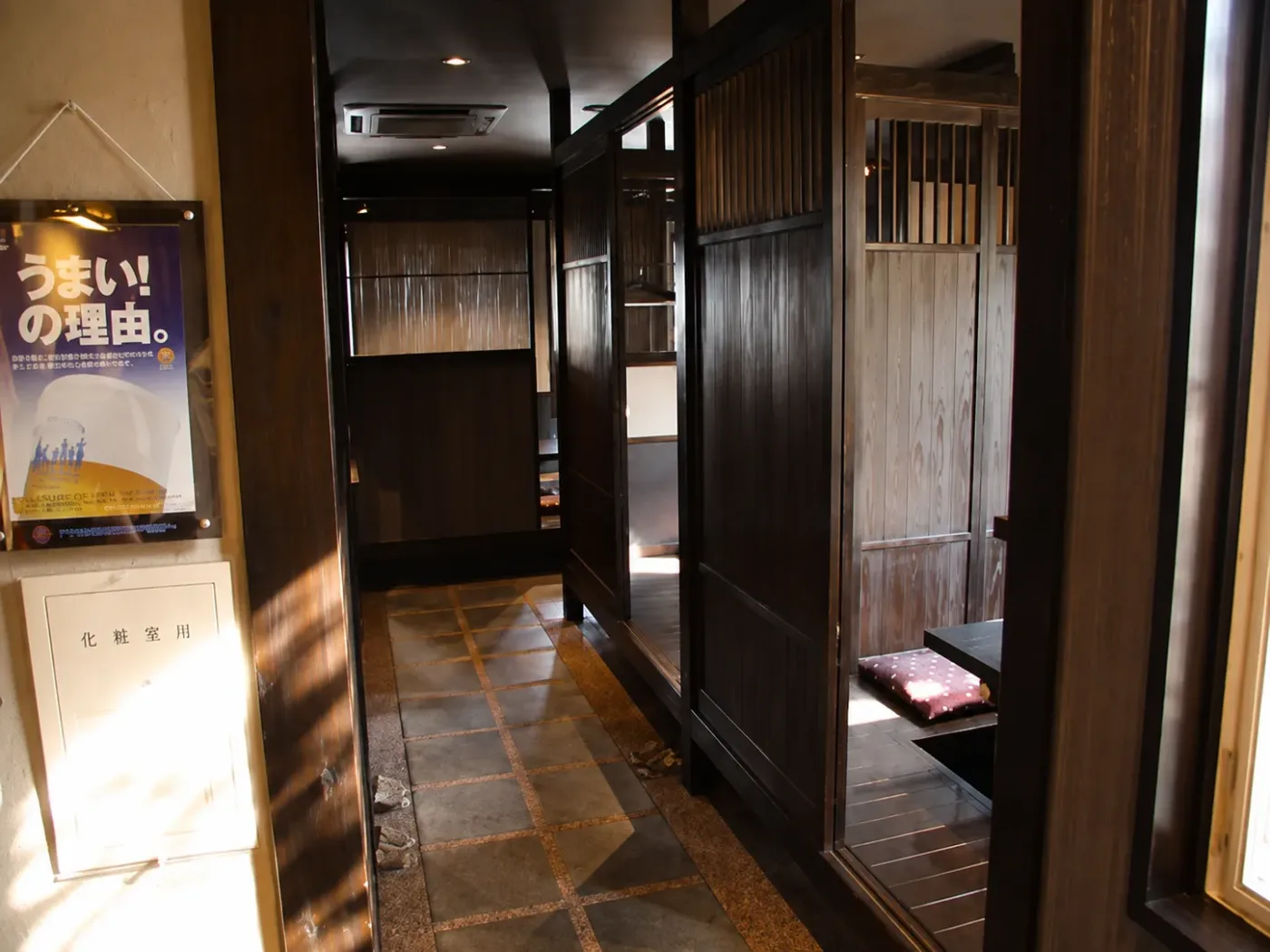 個室が並ぶ店内